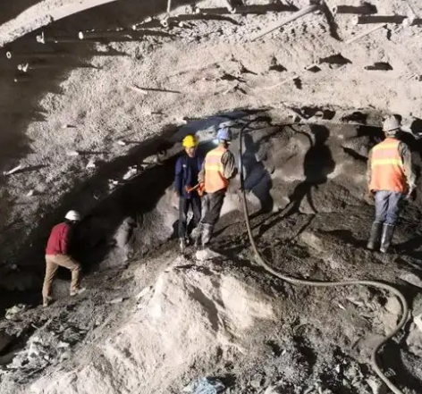 兴安拱顶带模注浆料的施工流程及注意事项